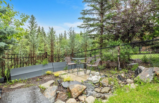 4 BEDROOMS/COLD KITCHEN/FULL WALK OUT ACCESS TO FISH-CREEK PARK/SLEEPS 14 PEOPLE
