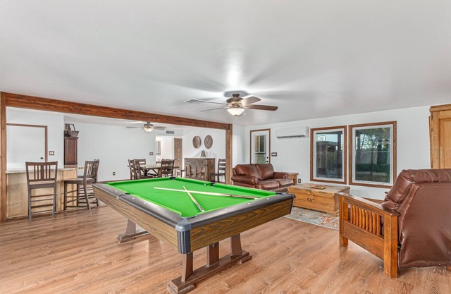 4 Bedrooms, Full Kitchen, Pool table, BBQ, Garage & RV Parking, Golf, Hiking