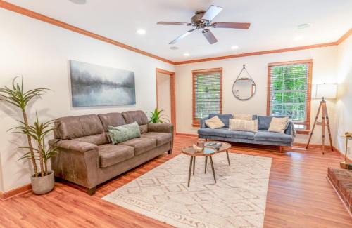 4 Beds ,King Bed, Tvs, Kids essentials, office, Grill, Crib, in Bond park ,PNC Arena