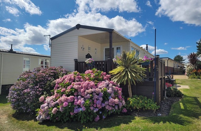 4 Berth Holiday Caravan with stunning sea views 5☆rated with elevated deck