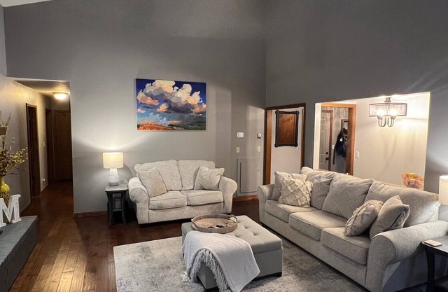 4 BR, 3 full, bath. Lots of Room in Quiet Neighborhood cul-de-sac!