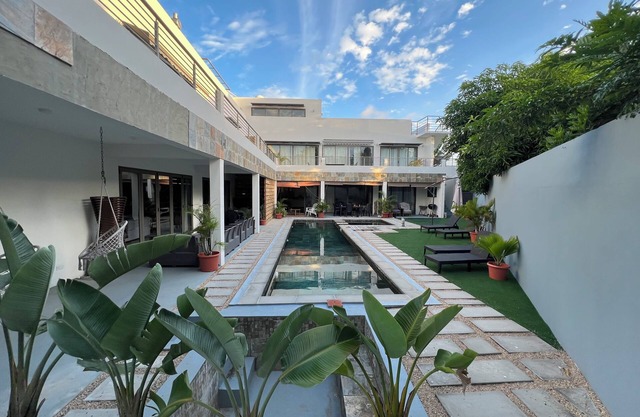 4‑BR/Ensuite Designer Family Home with Pool, 2 terraces 3‑min to Beach parking