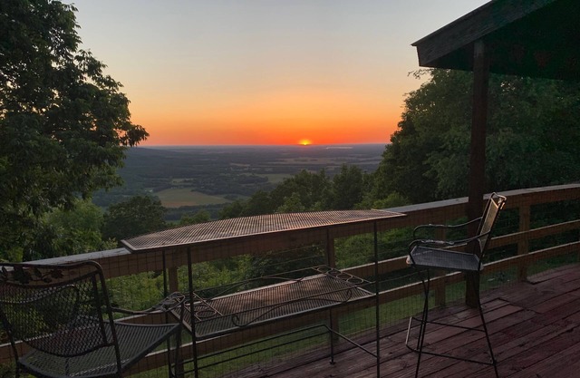4-br Private Home with Incredible Bluff Views