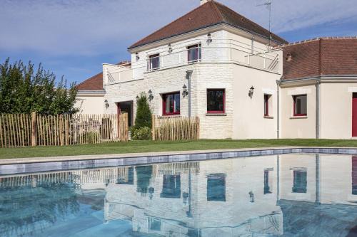 4 house 5 bedrooms, swimming pool and river absolute calm