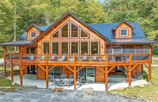 4 Loves Lodge - Brand New Log Home, Sleeps 22, 6 BR, 6 1/2 BA, HT, FP