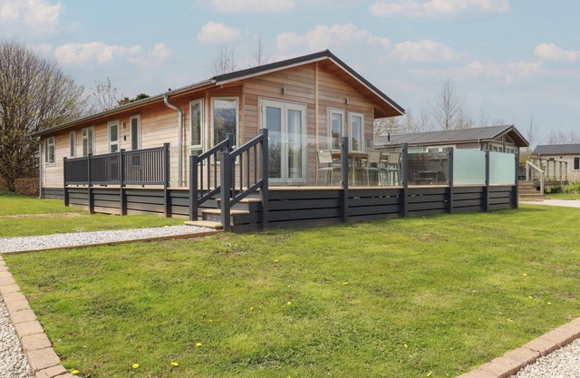 4 MEADOW RETREAT, pet friendly, luxury holiday cottage in Dobwalls