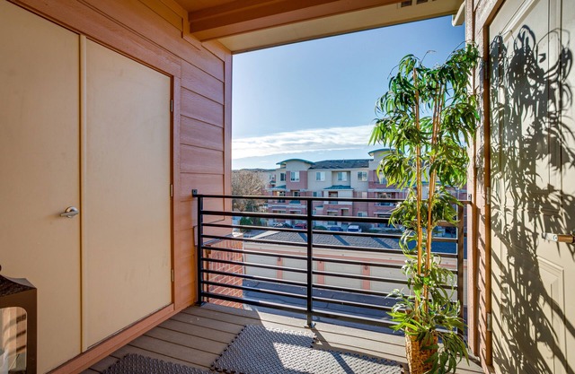 4 Mi to Downtown Denver: Condo w/Community Perks!