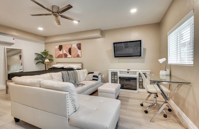 4 Mi to Hollywood: Mid-Wilshire Studio w/Patio!