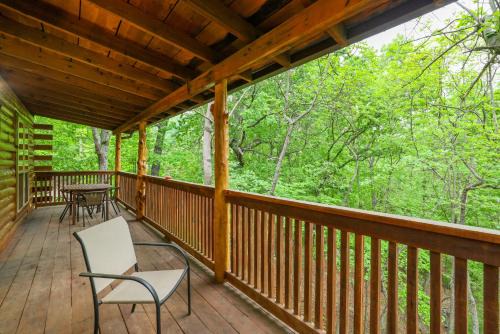 4 Mi to Marina Cozy Log Cabin in Eureka Springs!