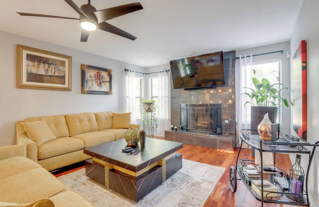 4 Mi to Stone Mountain: Retreat w/Office!