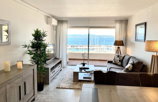 4-person apartment facing the sea 50m from the beach and town center