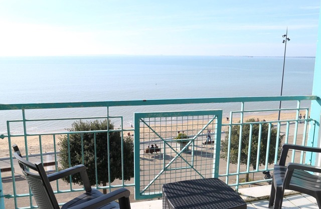 4-person apartment with sea view, beachfront
