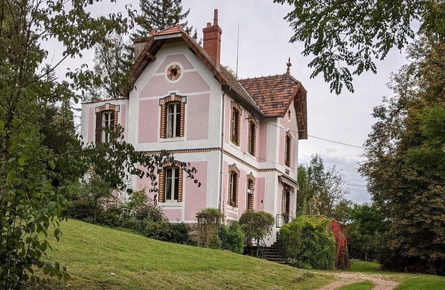 4-star holiday home w/old world charm, modern amenities & a private heated pool