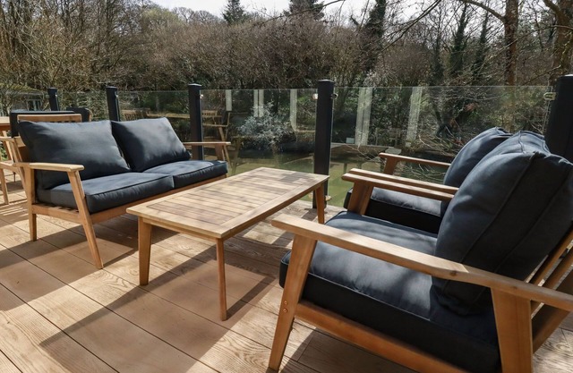 4 WATER'S EDGE, pet friendly, with hot tub in Lanreath