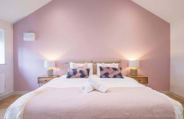 4 x Newly refurbished private access rooms with ensuites - restaurant on-site!