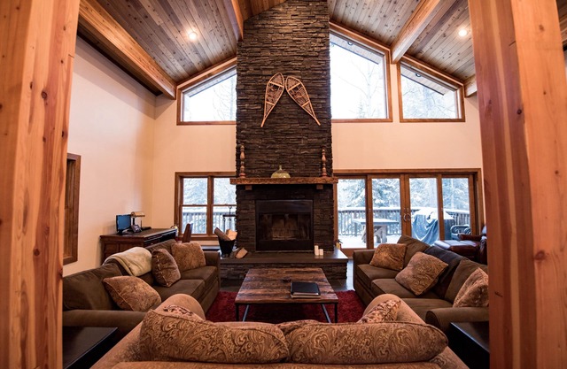 4000 sqft chalet on ski hills and mountain bike trails, hot tub, 10 adults/4kids