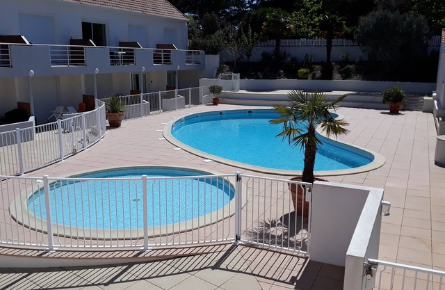 400m from beach, forest, cycle paths with heated swimming pool
