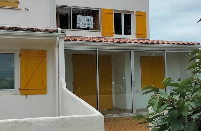 400m from the sea, close to shops and activities, T3 apartment, 1st floor and top floor.