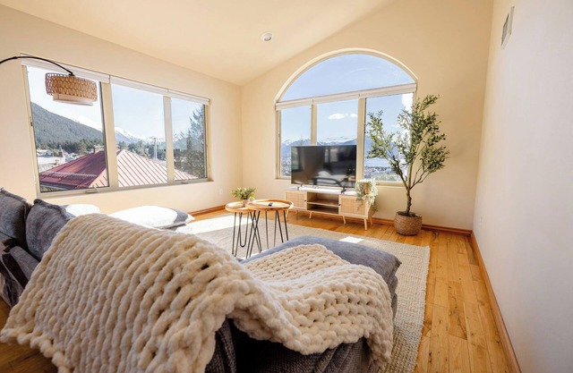406 Etolin Way - 4 Bedroom, 2 Bathroom, Located Downtown