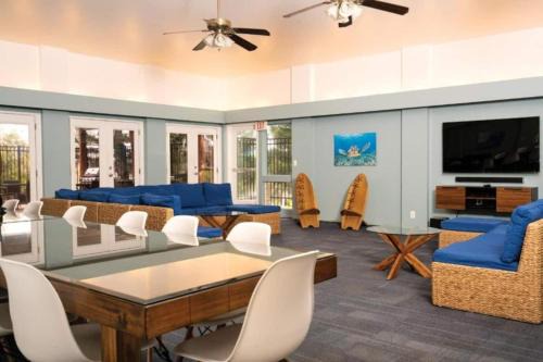 448 Sleeps 13, pool and amenities