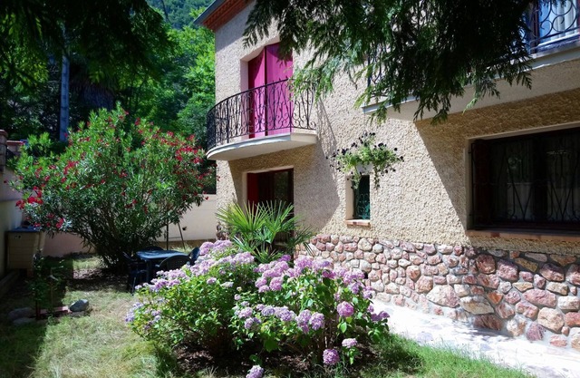 48 m² F2 apartment with garden on ground floor villa 5 min. walk from the spa