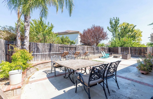 4BD/2BA-For 10-Large Relaxing Backyard