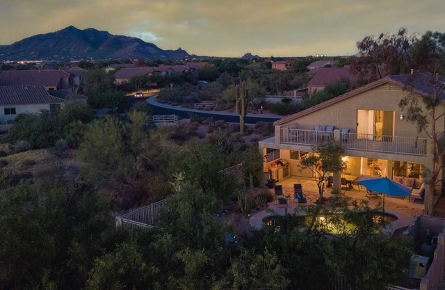 4BD/3BTH Desert Home Near Golf Course - Sleeps 12
