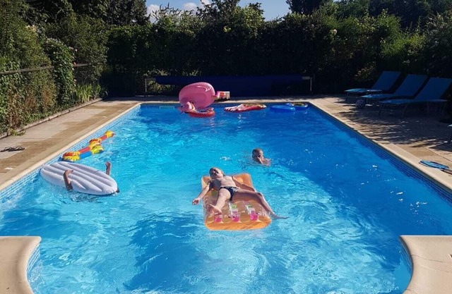 4bed/3bath (sleeps 8+) wifi pool 10% 14 night discount