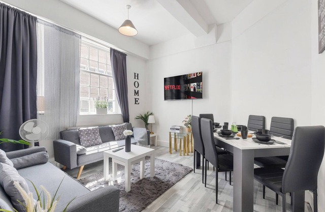4BR Central London Townhouse Next to Tower Bridge 2 Min Walk to Aldgate Station