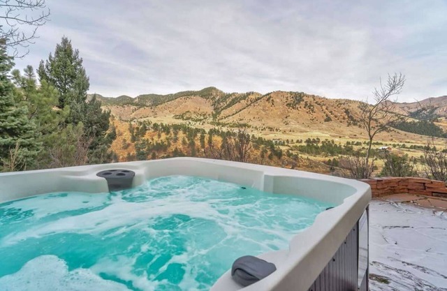 4BR Hot Tub Mountain Getaway! 3 King En Suites!