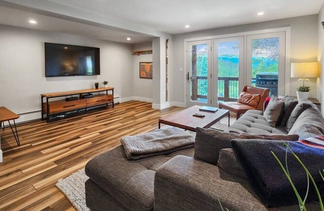 4BR Mt Baldy Townhome On Bus Route