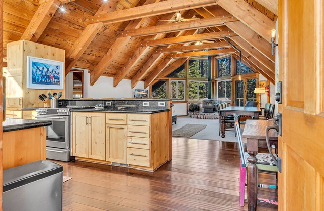 4BR Tahoe Cabin w/Hot Tub, BBQ & Ping Pong Next to Lake & Paige Meadows Trails