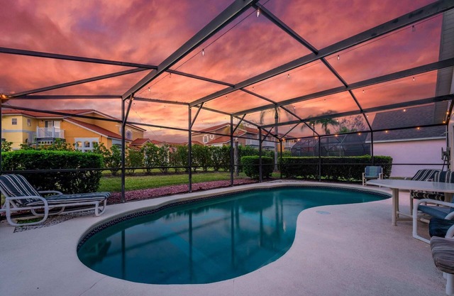 4BR w/Heated Pool near Disney & Lake - Sleeps 10!