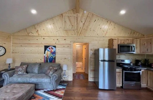 4K River Ranch River Cabin 3 Sleeps 4