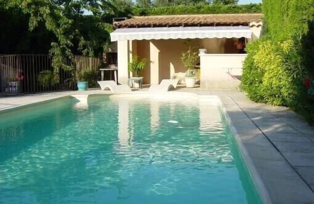 4pers air-conditioned gite with heated pool at Les Taillades in the Luberon