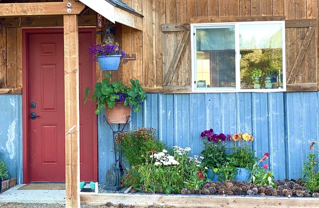 5 acre Country Paradise minutes from town!
