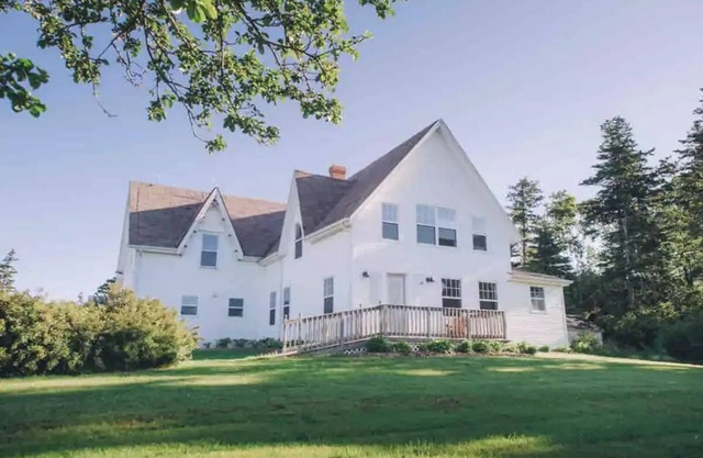 5 bdrm Farmhouse. Close to the beach.