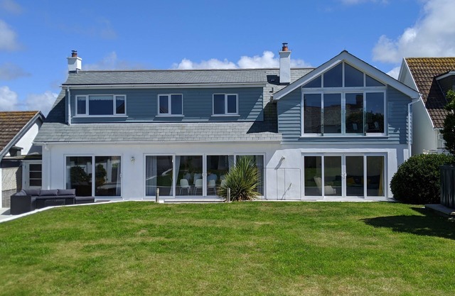 5 bed, 3 bath detached holiday home close to Constantine Bay beach with parking