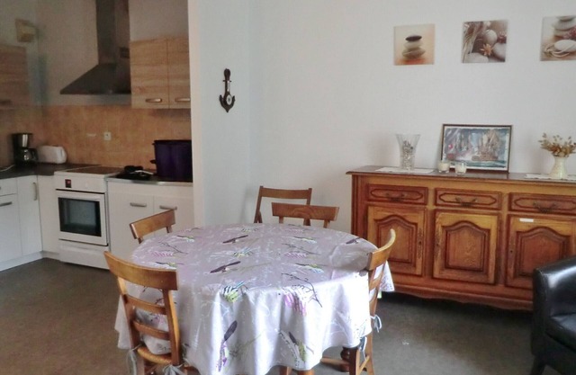 5-Bed Apartment, Near Port, Private Parking