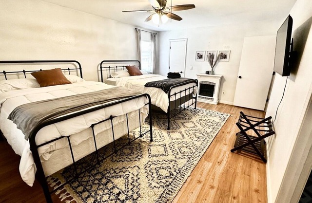 5 Bed Sleeps 11 - 3brm 2 bath, garage