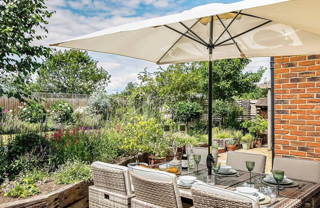 5 bedroom accommodation in Near Lincoln