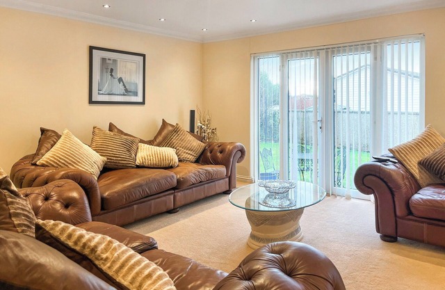 5 bedroom accommodation in Montrose