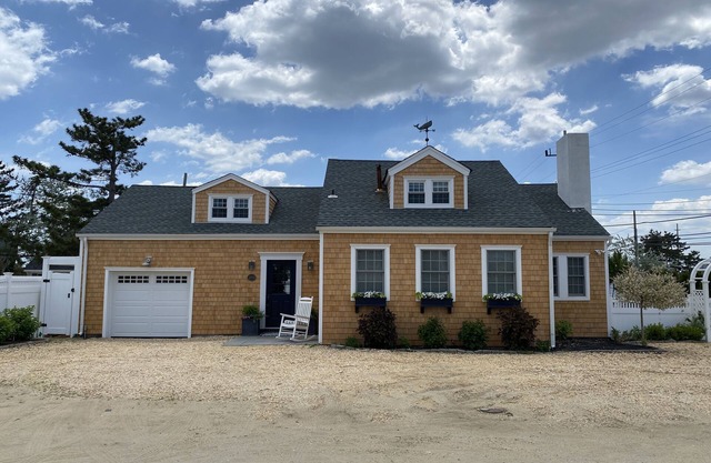 5 Bedroom Beach Retreat w. Pool & Chef’s Kitchen - Steps from Private Beach