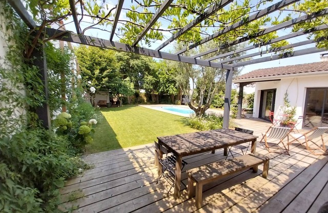 5-bedroom house with pool in Bordeaux.