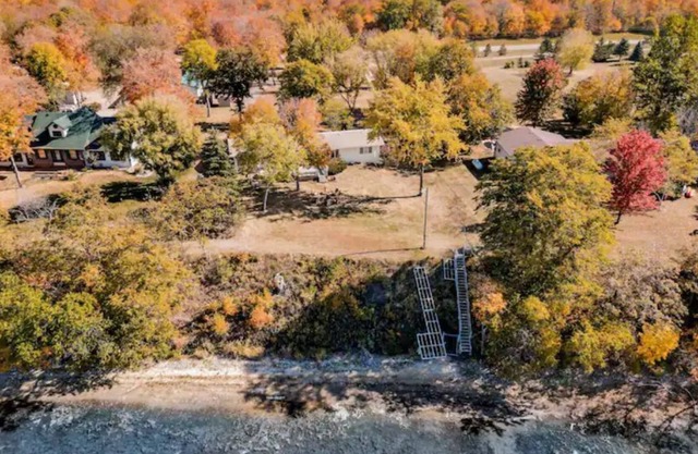 5 Bedroom Lake Retreat On Deer Lake