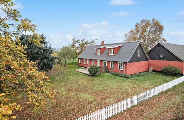 5 bedroom lovely home in Aakirkeby