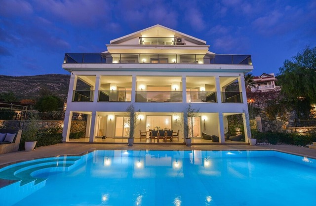 5 bedroom luxury villa with private pool and garden in oludeniz