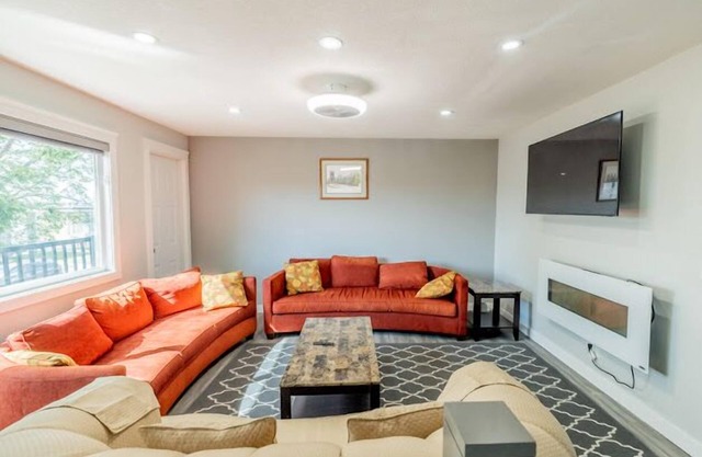 5 Bedroom newly renovated townhouse 2 min from hwy1 and 2 and 10 min from dt.