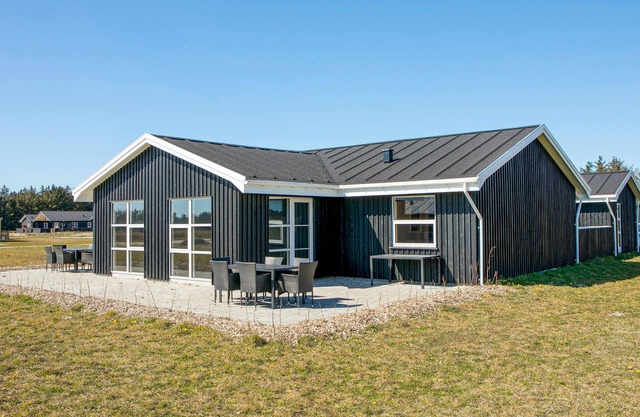 5 bedroom pet friendly home in Løkken
