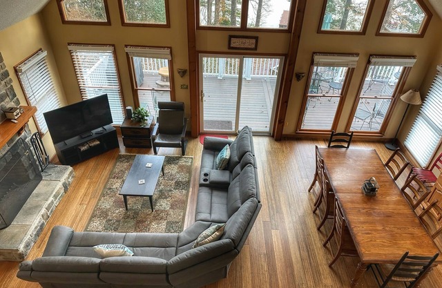 5 Bedroom Waterfront Lakehouse with Kid's Play Area, Canoes, Pool Table and Wifi